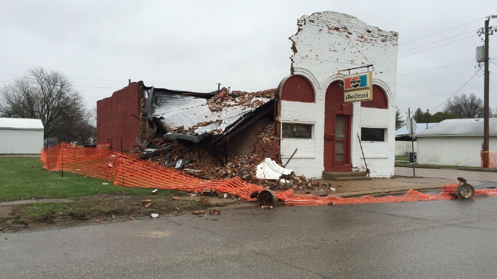 Patrons escape before building collapses KTVO