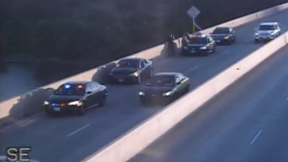 POLICE PURSUIT Driver hits 4 vehicles, jumps from Hatem Bridge, in