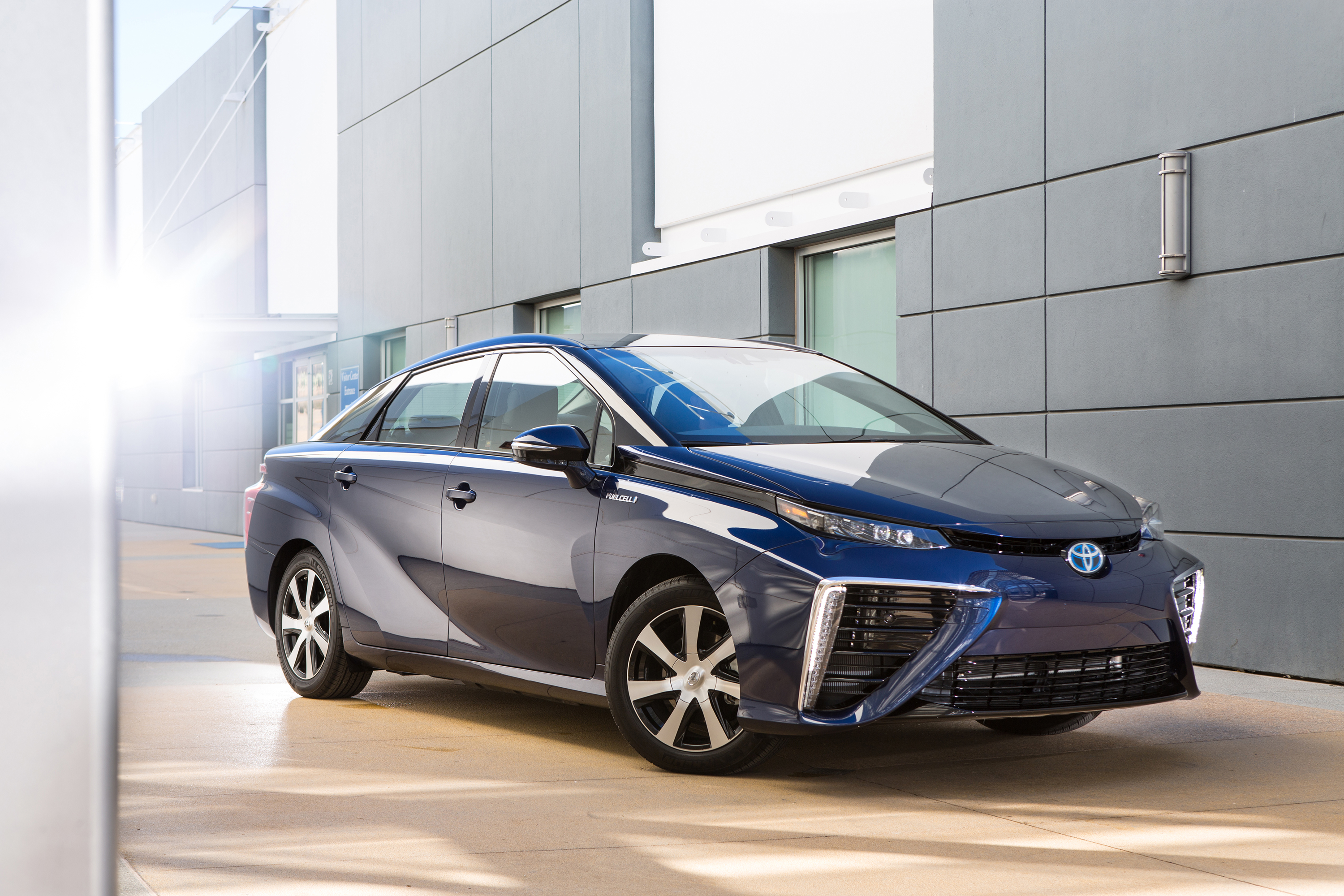 Amid Global Electric Car Buzz Toyota Bullish On Hydrogen Wpfo 2016 Toyota Mirai Fuel Cell Vehicle Image Courtesy Of Motor S Usa